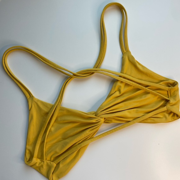 Beautiful Twist Front Bikini Top🌟 - Picture 2 of 6